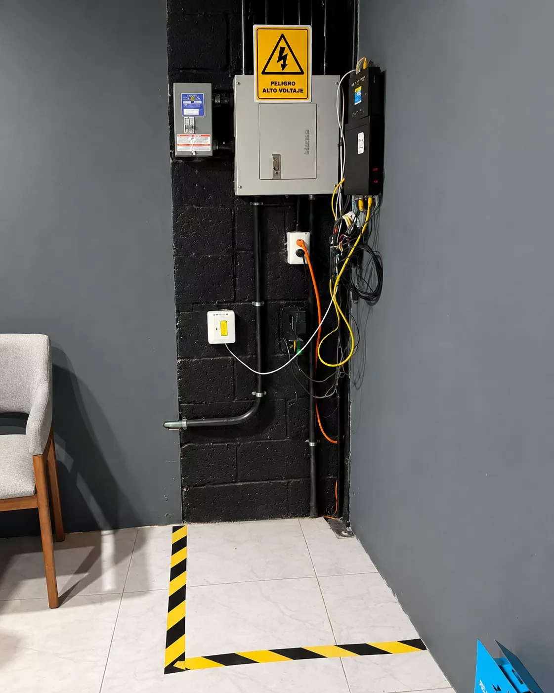 Gabinete eléctrico instalado en pared como parte de la verificación