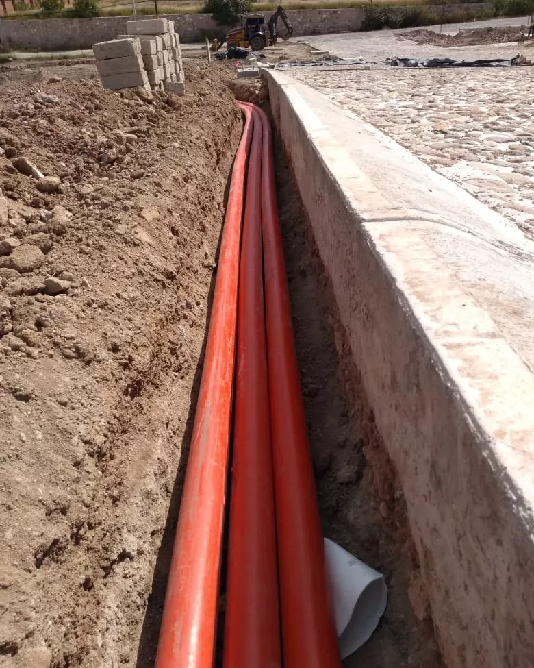 Ductería instalada en zanja para canalización eléctrica subterránea