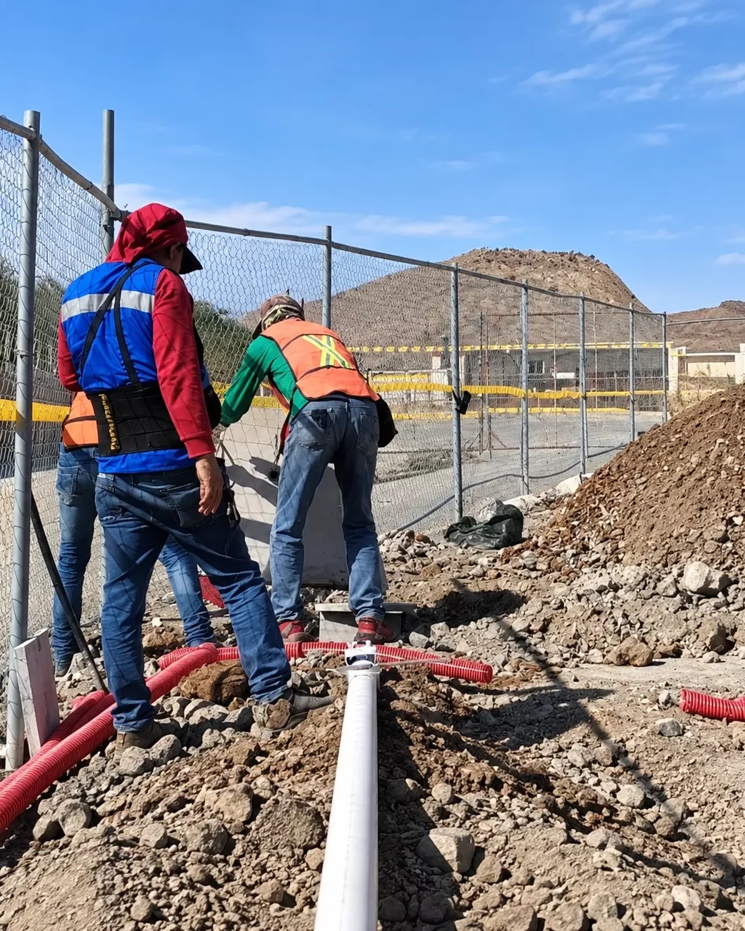 Técnicos realizando tendido de ductería en obra